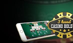 Penggemar sepak bola Indonesia mengikuti pertandingan Liga 1 melalui platform taruhan olahraga hangat138 di ponsel